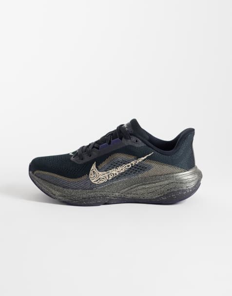 Nike Running Air Zoom Pegasus 42 Sneaker in Schwarz und Gold - view 1
