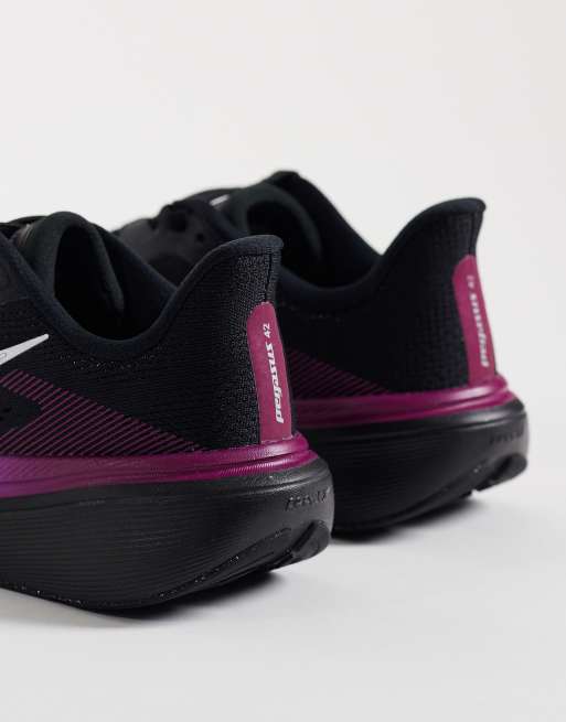 Nike Running Air Zoom Pegasus 42 Sneaker in Schwarz und Lila, 2 von 5