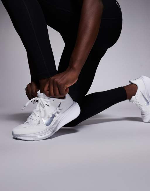 Nike Running – Air Zoom Pegasus 42 – Vita träningsskor , 2 av 5