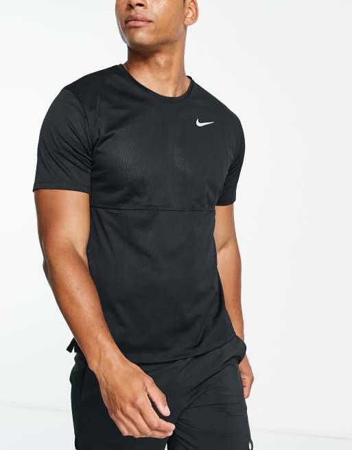 Nike Running Breathe – Czarny t-shirt z dużym logo z przodu i kontrastującymi szwami na ramionach