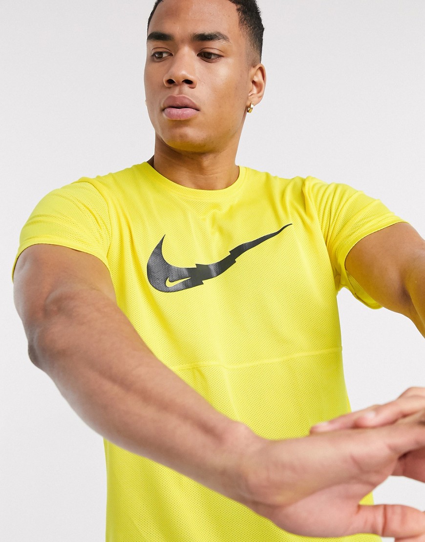 Nike Running - Breathe - T-shirt gialla con logo grande-Giallo