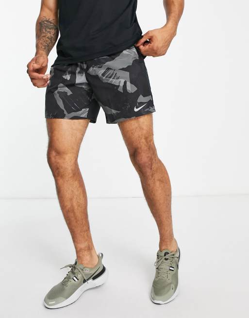 Nike Running - Camo Challenger - Short met print in grijs