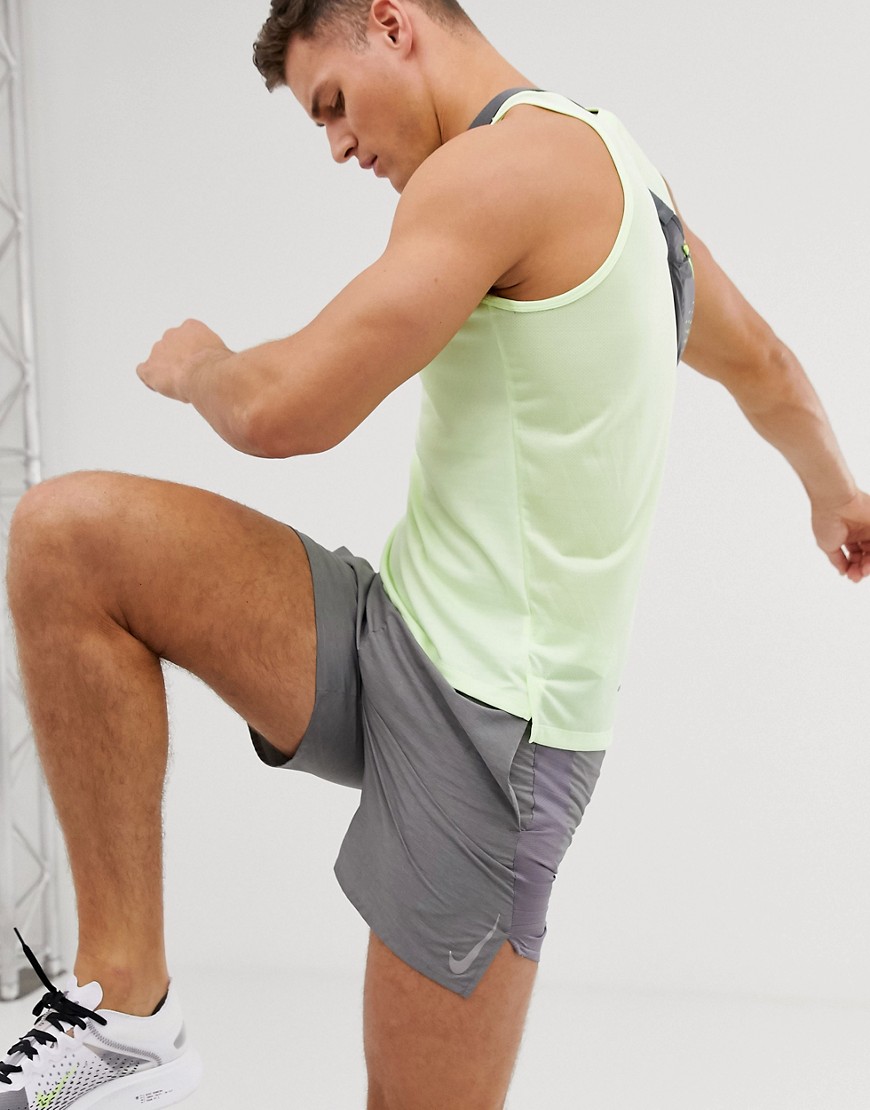 Nike Running – Challenger – 7 inch – Grå shorts