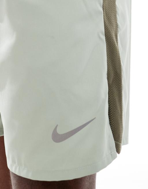 Nike Running - Challenger - 7 inch short in lichtgroen, 3 van 5