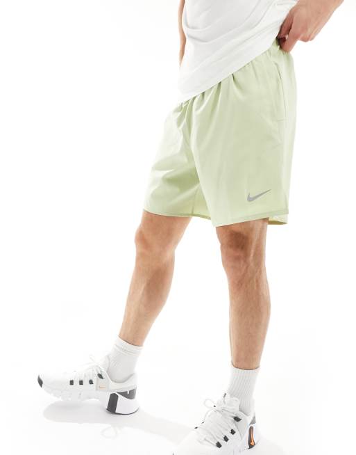 Nike Running - Challenger Dri-FIT - 2-i-1-shorts på 7 tommer i lysegrøn