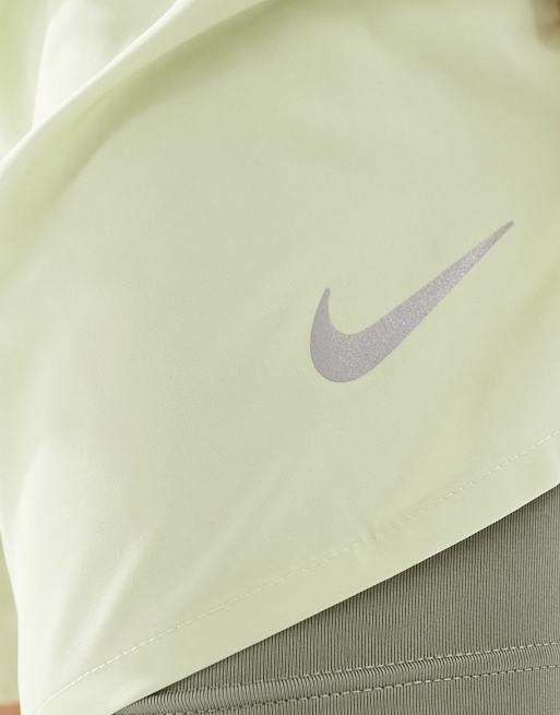 Nike Running - Challenger Dri-FIT - 2-i-1-shorts på 7 tommer i lysegrøn, 2 af 5