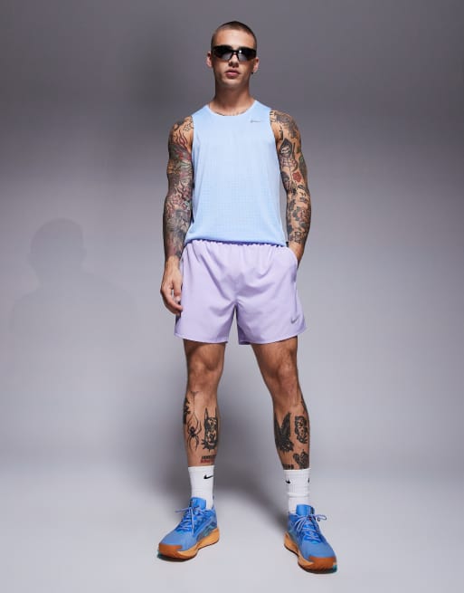 Nike Running - Challenger - Dri-FIT - 5 inch short in lila, 5 van 5