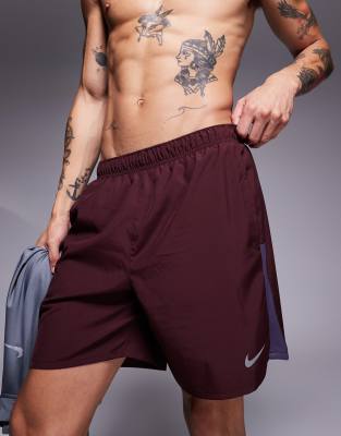 Nike Running Challenger Dri-FIT 7 inch shorts in burgundy-Red φωτογραφία