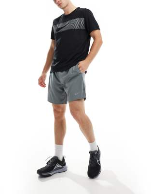 Nike Running Challenger Dri-FIT 7 inch shorts in grey φωτογραφία