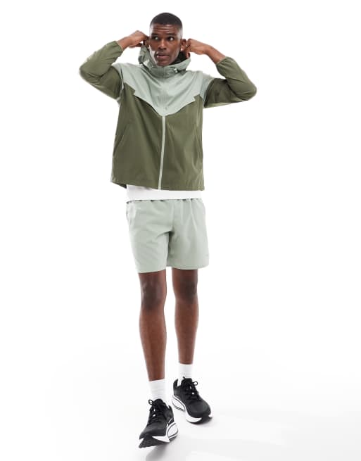 Nike Running Challenger Dri-FIT 7 inch shorts in light green, 2 of 5