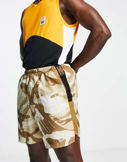 Nike Running – Challenger – Dri-FIT – Beiga shorts med kamouflagemönster