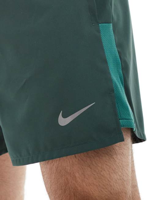 Nike Running – Challenger Dri-FIT – Ciemnozielone szorty o długości 5 cali, 3 z 5