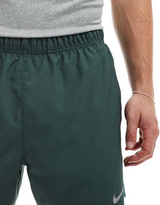 Nike Running – Challenger Dri-FIT – Ciemnozielone szorty o długości 5 cali, 5 z 5