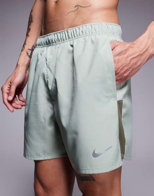 Nike Running – Challenger Dri-FIT – Jasnozielone szorty o długości 5 cali, 4 z 5