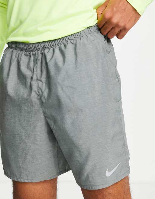 Nike Running - Challenger Dri-FIT - Kakigrønne 2-i-1-shorts på 7 tommer