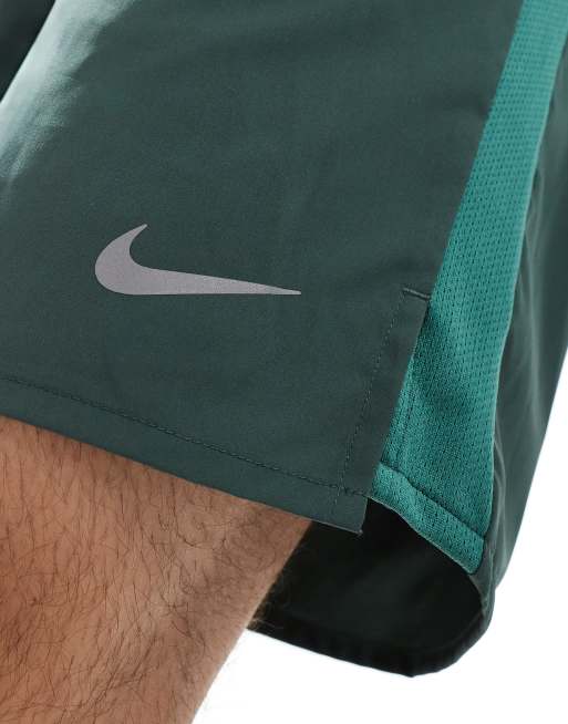 Nike Running - Challenger Dri-FIT - Pantaloncini blu da 7" verde scuro, 3 di 5