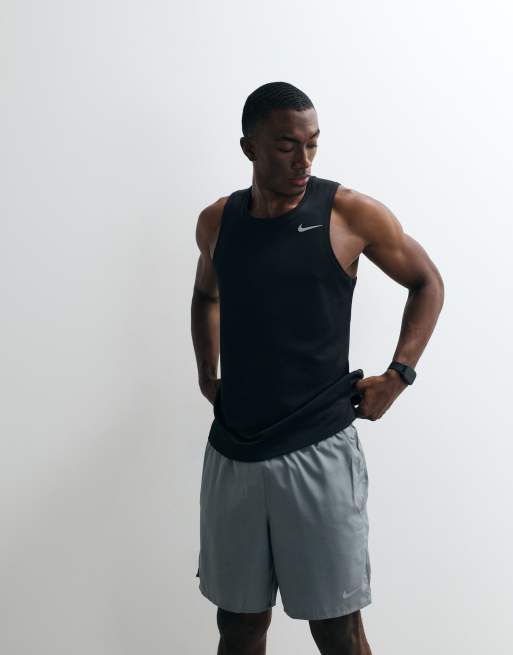 Nike Running - Challenger Dri-FIT - Pantaloncini grigi da 7", 2 di 5