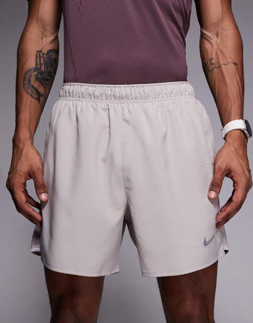Nike Running – Challenger Dri-FIT – Shorts in Hellgrau, 5 Zoll, 5 von 5