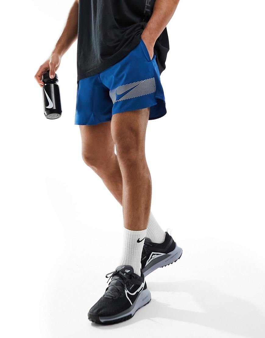 Nike Running Challenger Flash 5inch reflective short in blue