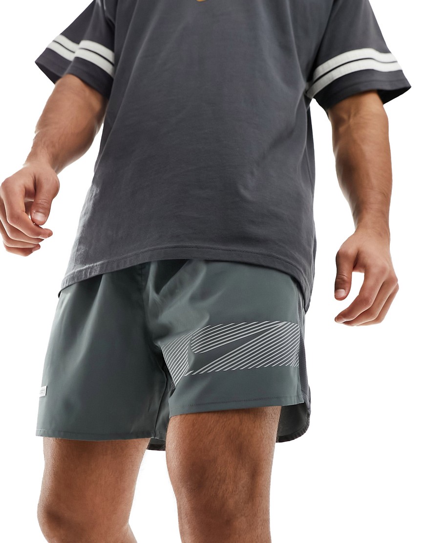 Nike Running Challenger Flash 5inch reflective short in grey-Blue