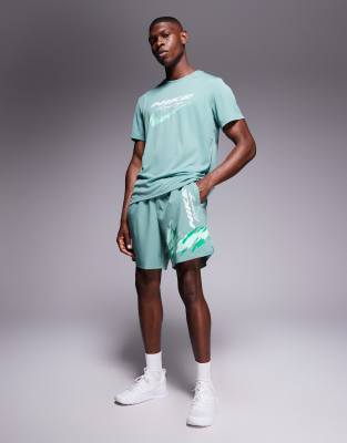 Nike Challenger Logo 5 Inch Shorts In Green