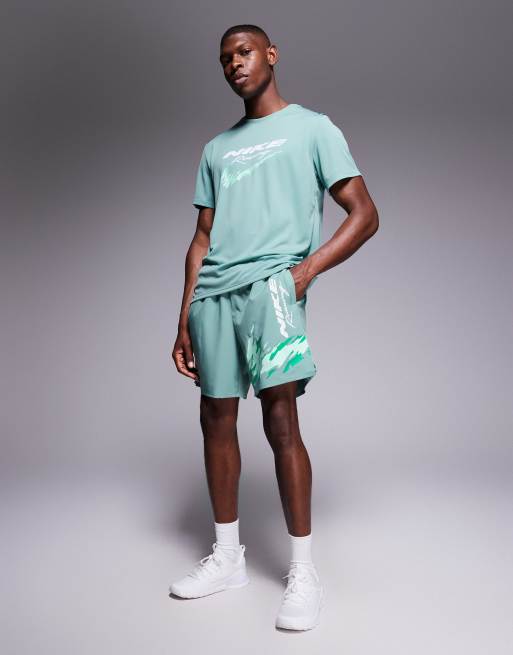 Nike Running Challenger Logo 5 inch shorts in green, 2 of 5