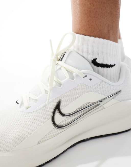 Nike DownShifter 13 White Metallic Silver Athletic Running Shoes. Men 8.5 Wm 10 Nike Running Downshifter 13 sneakers in white and silver | ASOS main image 2