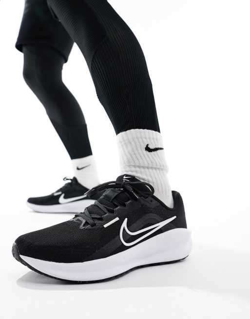 Black and white nike running trainers best sale