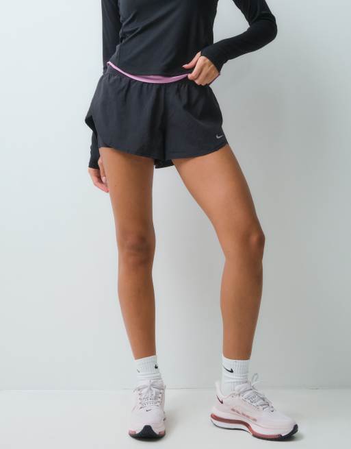 Nike Running Dri-FIT 2-in-1 short met hoge taille in zwart, 2 van 5