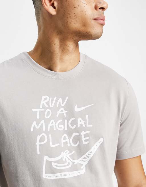NIKE公式　Nike A.I.R. Nike Nathan Bell Nike Running Dri-FIT A.I.R. Nathan Bell graphic T-shirt in
