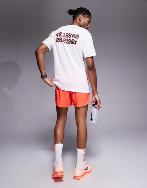 Nike Running – Dri-FIT – Biały T-shirt z grafiką Berlin Marathon, 2 z 4