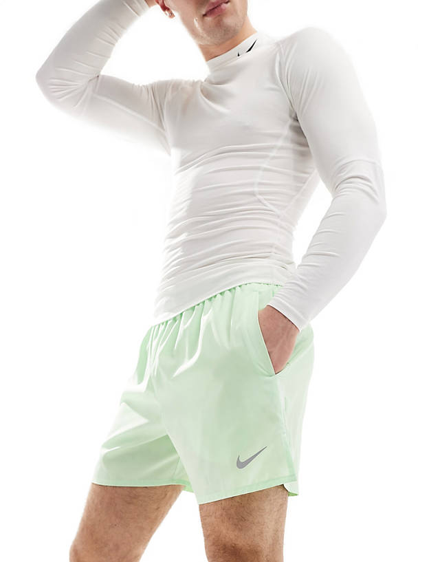 Nike Running - dri-fit challenger 5 inch shorts in green
