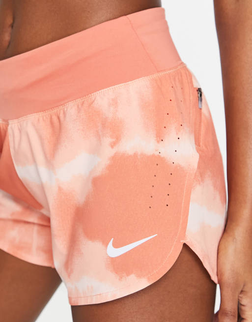 Nike Running DriFIT Eclipse Shorts mit Batikmuster in Rosa ASOS