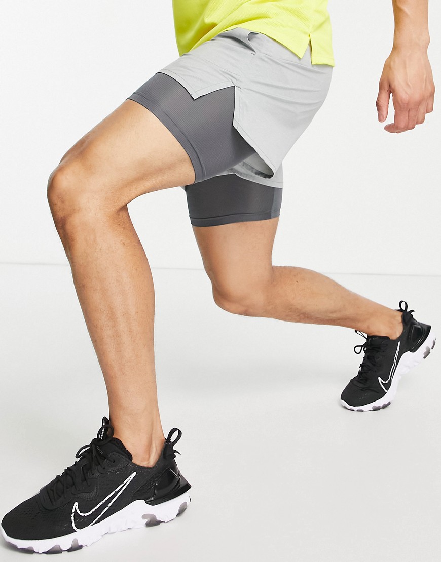 Nike Running - Dri-FIT - Flex Stride - 2-i-1 shorts i grå - 5 tommer