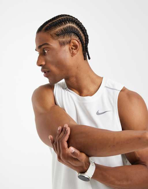 Nike Running - Dri-FIT Miler - Camiseta blanca sin mangas, 2 de 5