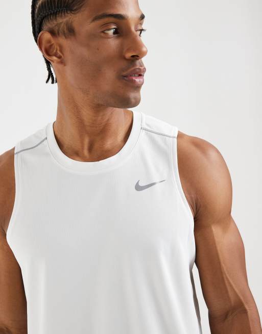 Nike Running - Dri-FIT Miler - Camiseta blanca sin mangas, 5 de 5