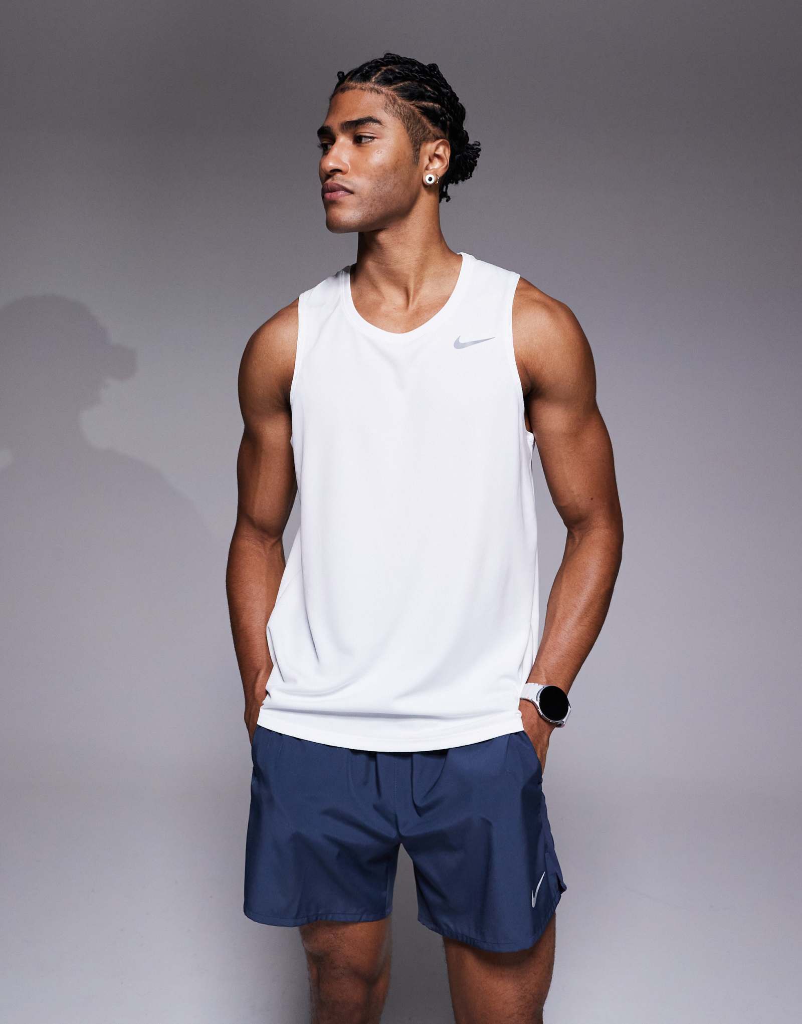 Майка для бега Nike Dri-Fit Miler tank белого цвета