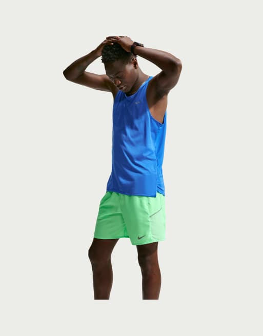 Nike Running Dri-FIT pantaloncini da corsa 7 pollici foderati con slip in verde, 4 di 4