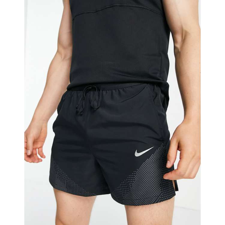 Pizza Contar gris Nike Running Dri-FIT Run Division Flex Stride 5-Inch shorts in black | ASOS