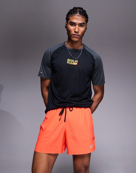 Nike Running – Dri-FIT Stride – Shorts in Rot, 5 Zoll Schrittlänge - view 1