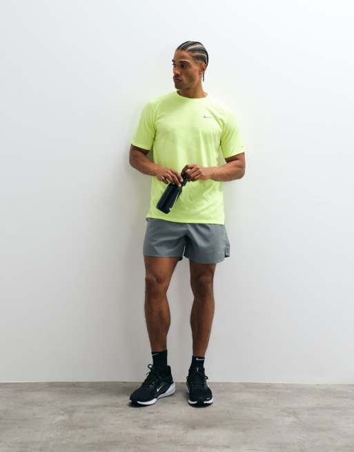 Nike Running Dri-FIT T-shirt in geel, 2 van 5