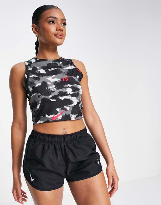 Nike Running - Dri-FIT - Top i sort med camouflageprint