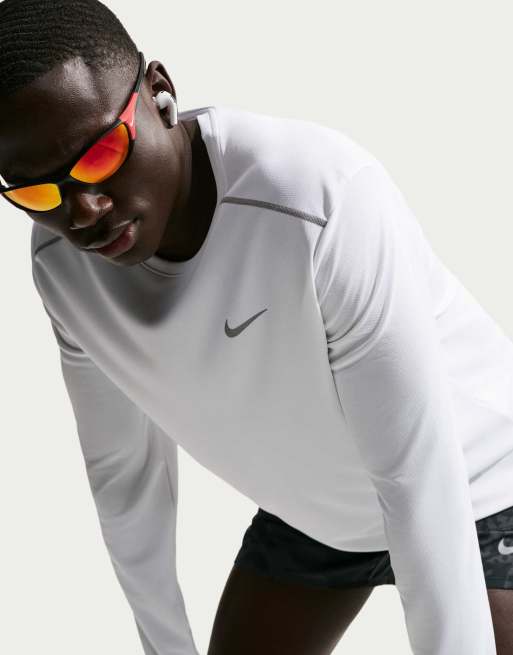 Nike Running Dri-FIT UV top de manga larga en blanco, 3 de 4