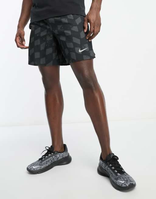 Nike distance men's shop 7 camo running shorts