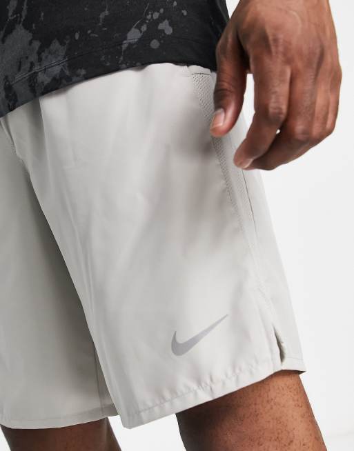 Nike Running D.Y.E. Challenger Short 9 pouces Gris ASOS