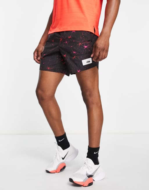 Nike Running - DYE Stride - Short van 7 inch met print in grijs