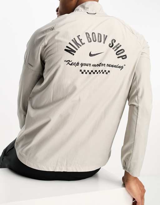 Nike Running – D.Y.E. – Szara kurtka z nadrukiem na plecach