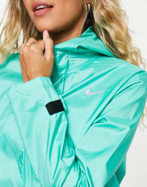 Nike essential running jacket green sale