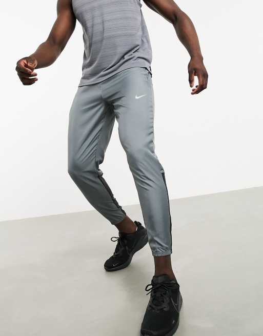 nike essential woven running