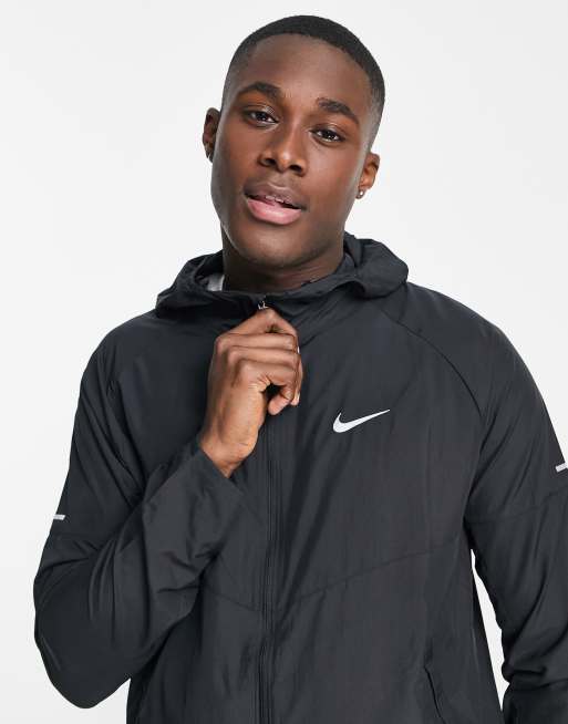 Nike running essentials jacket in black sale